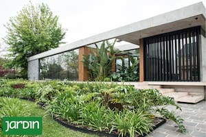 Una forma inteligente de sostener la arquitectura, esconder el estacionamiento y lograr intimidad desde la calle