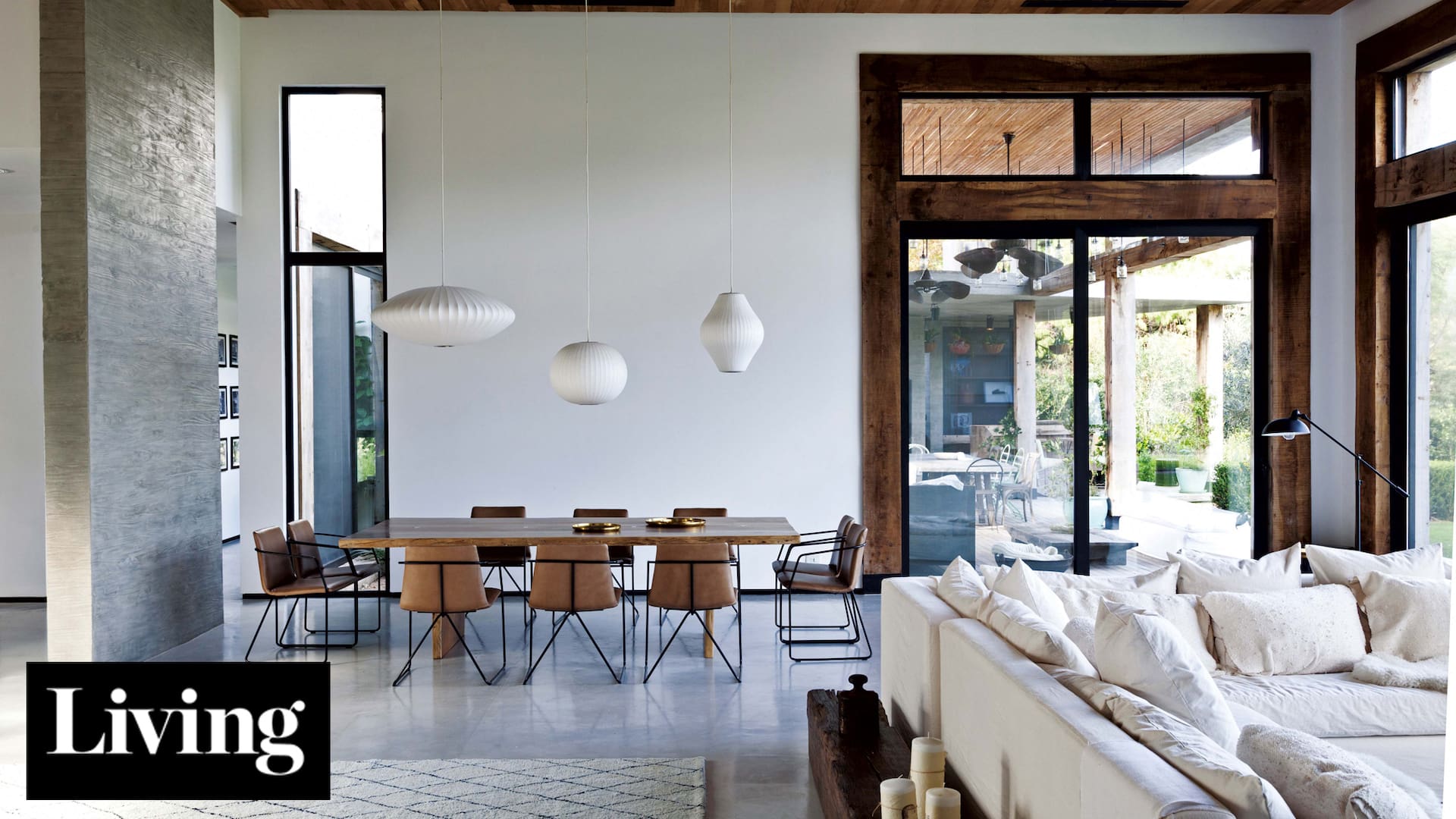Hormigón y madera se unen en un fabuloso diseño de interiores y una completísima galería
