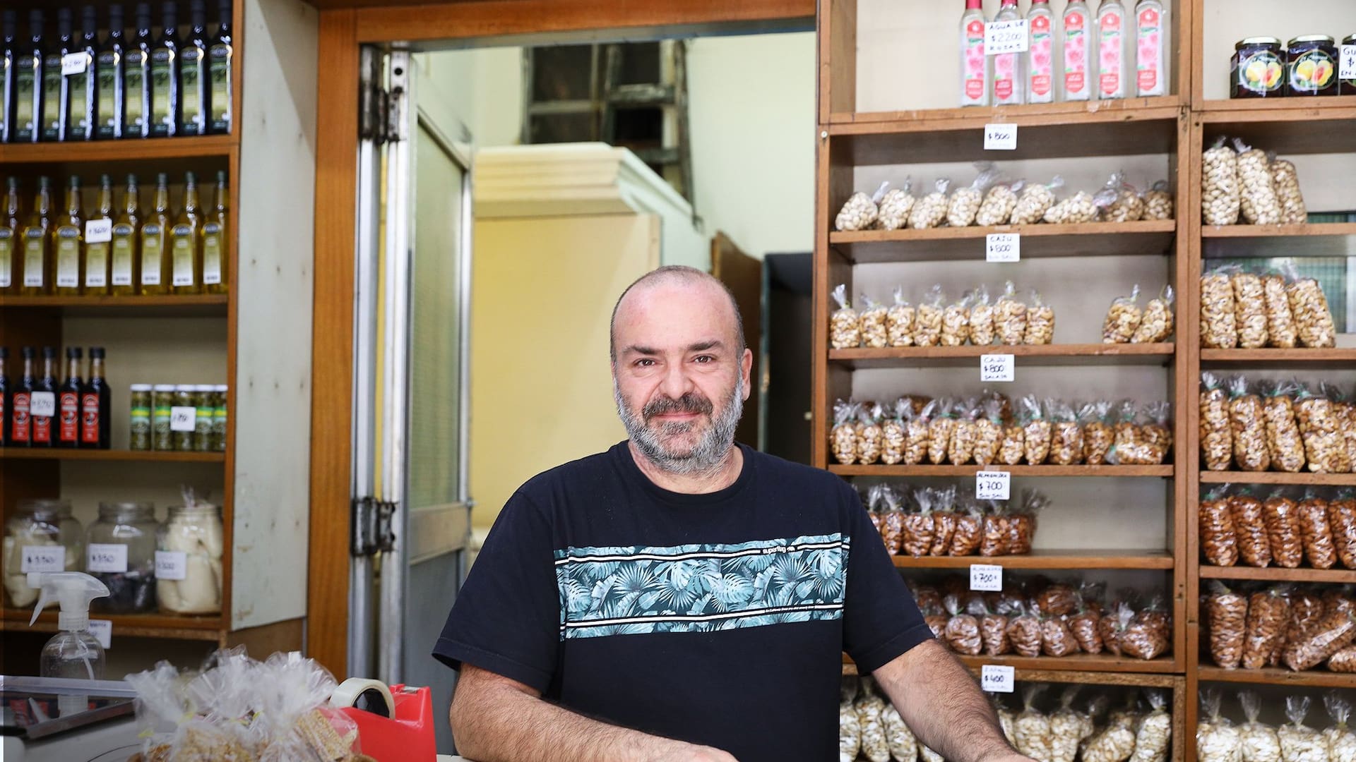 Confitería Damasco, desde 1952. Marcelo es el dueño, tercera generación. Especialidades orientales.