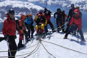 La historia del chileno que llegó a la cumbre de un volcán en silla de ruedas (y al que 10 años después vuelve caminando)