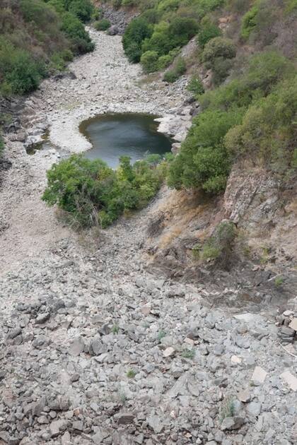 Alerta roja: las dramáticas imágenes del río que se secó en Villa Carlos Paz y afecta el suministro de agua 