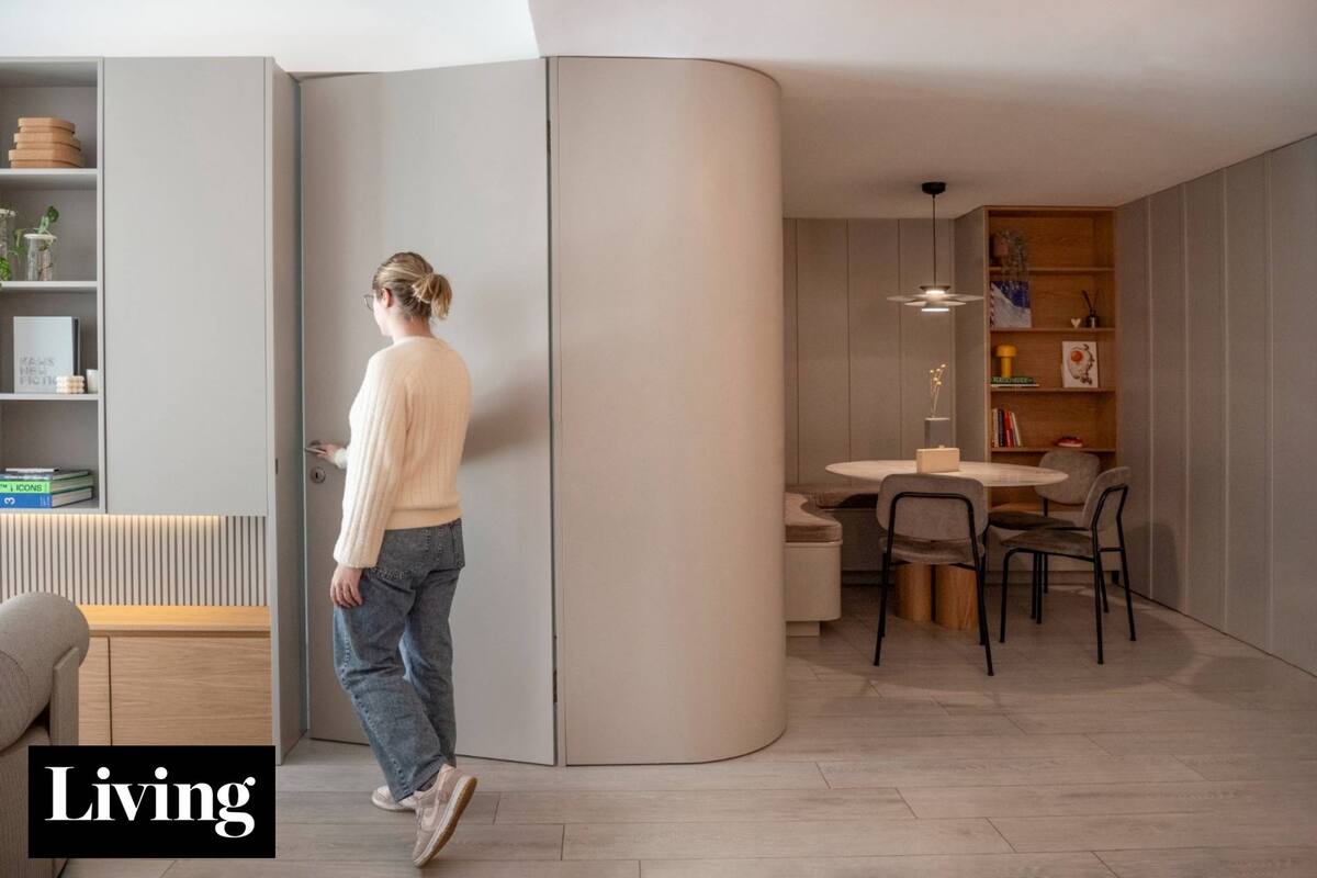 Una curva de madera a medida ordenó este tres ambientes a estrenar que tenía una distribución caprichosa