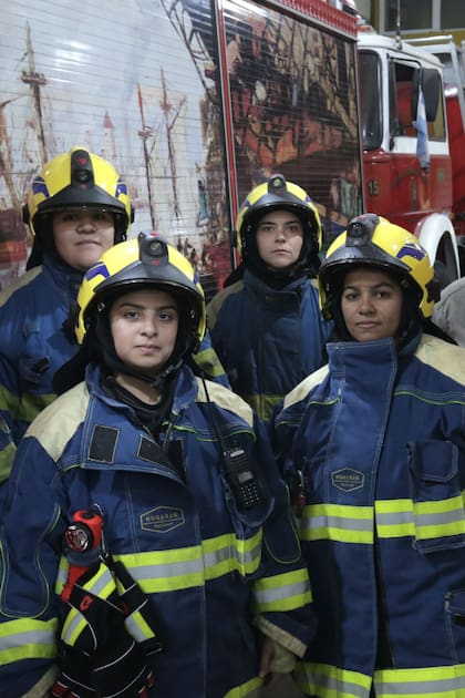 En tiempos de feminismo, siete bomberas de La Boca comparten experiencias de su vocación, entrenamiento de elite, vidas al límite y conquista de derechos