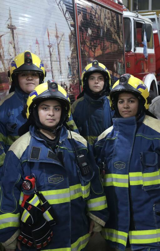En tiempos de feminismo, siete bomberas de La Boca comparten experiencias de su vocación, entrenamiento de elite, vidas al límite y conquista de derechos