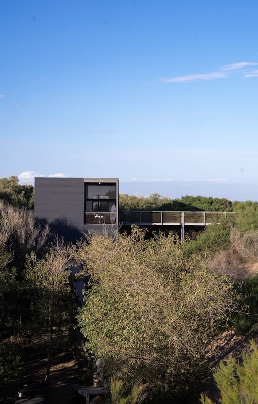 Una casa en Reta que se asoma detrás de un médano para ver el mar