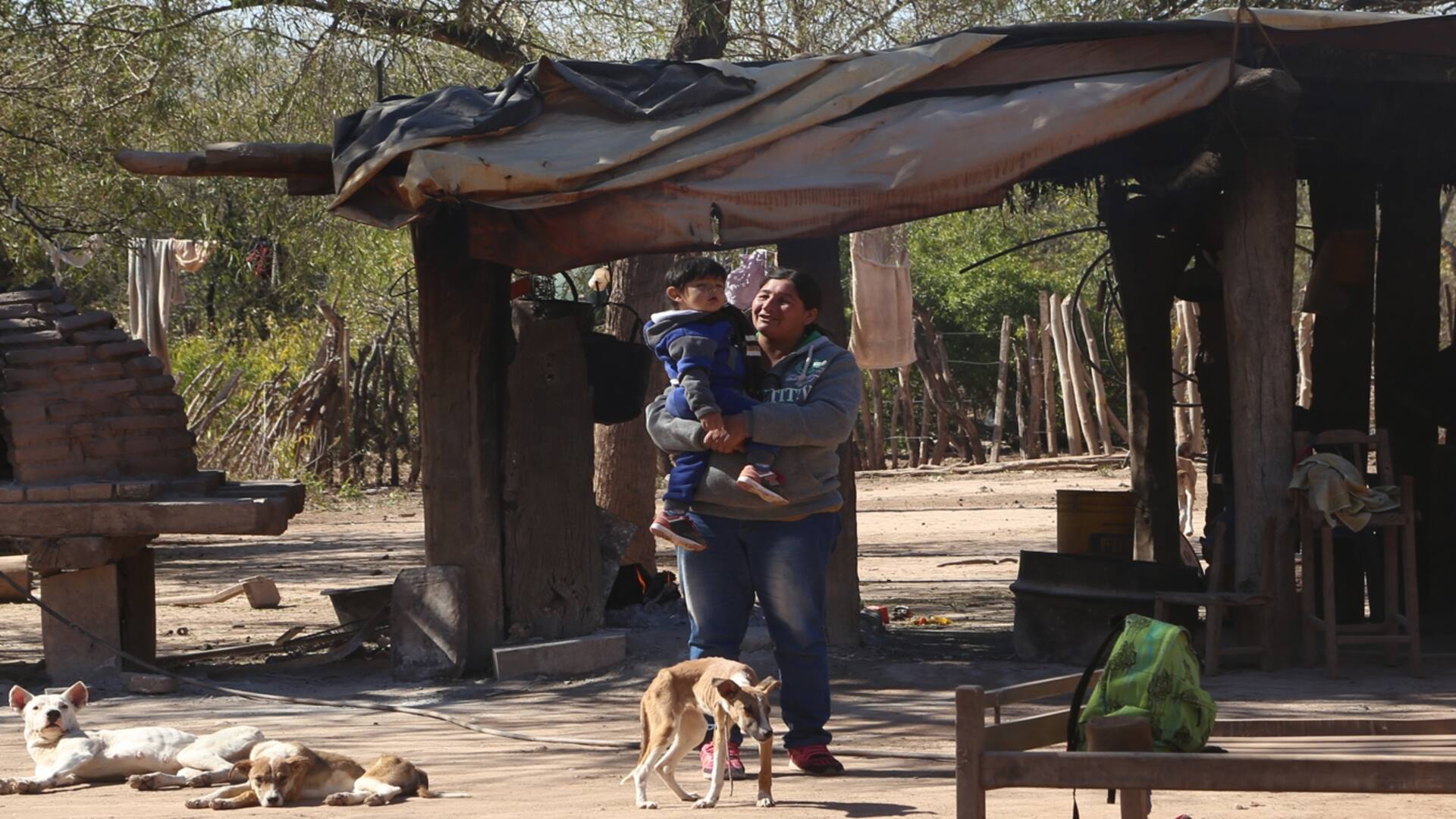 Es analfabeta, enviudó dos veces, se le murió un hijo y lucha por sacar a su familia adelante