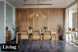 Lográ ambientes serenos con colores suaves y madera en muebles y revestimientos.