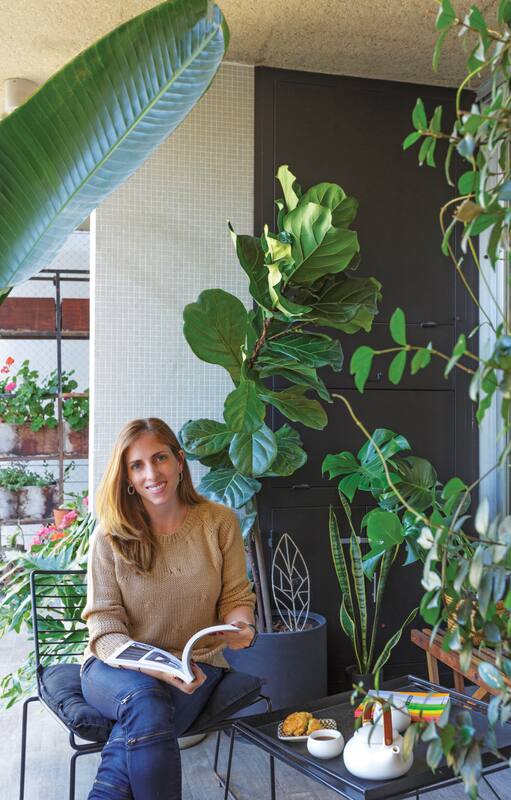 Una arquitecta nos muestra cómo decoró sus tres ambientes de Bajo Belgrano, en un edificio con terraza verde y vista al río