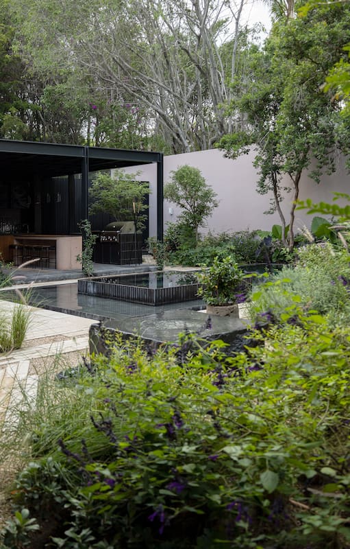 Así se diseñó el jardín de un arquitecto modernista en Guadalajara pensado para crecer con el tiempo