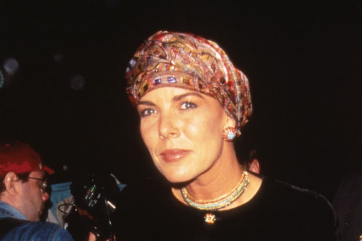 8 de octubre de 1996. La princesa Carolina llega a la gala anual de la Princess Grace Foundation en Nueva York. Es su segunda aparición pública desde que la revista OGGI la publicó en su portada con la cabeza pelada.