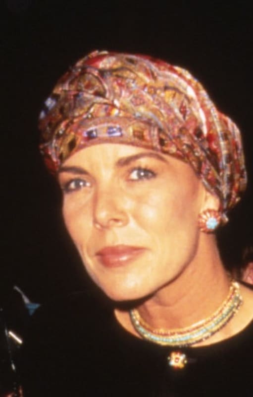 8 de octubre de 1996. La princesa Carolina llega a la gala anual de la Princess Grace Foundation en Nueva York. Es su segunda aparición pública desde que la revista OGGI la publicó en su portada con la cabeza pelada.