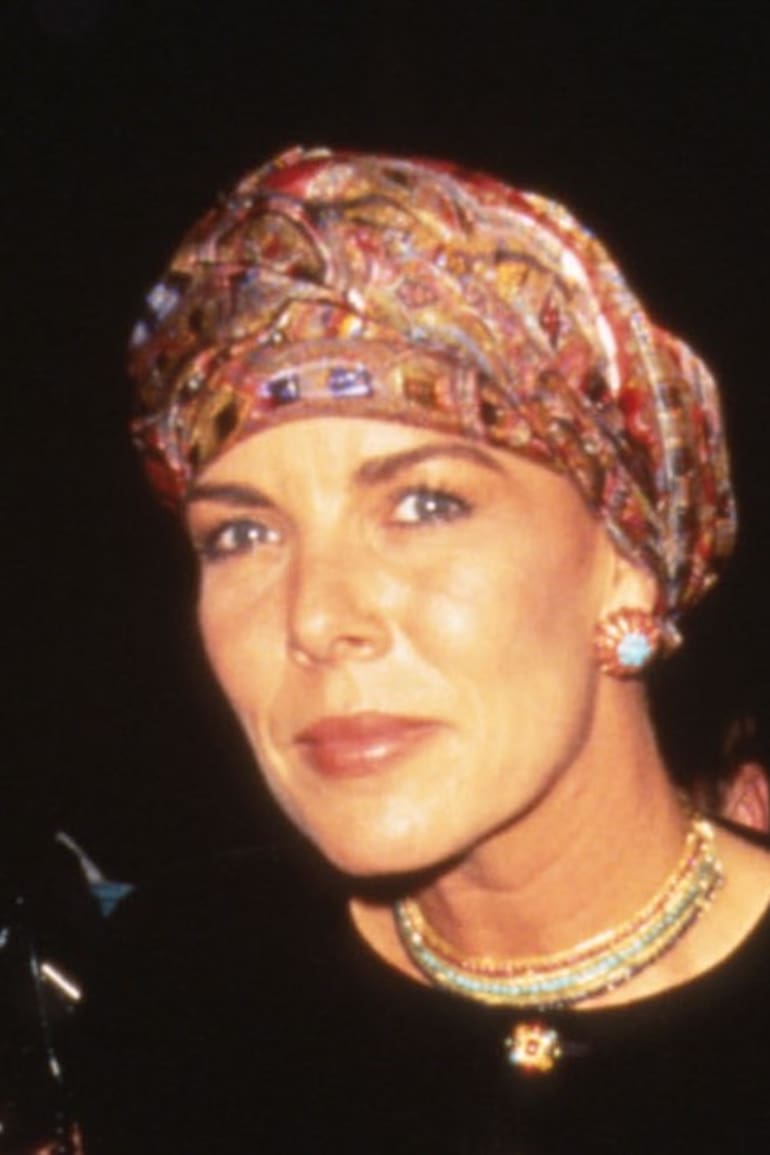 8 de octubre de 1996. La princesa Carolina llega a la gala anual de la Princess Grace Foundation en Nueva York. Es su segunda aparición pública desde que la revista OGGI la publicó en su portada con la cabeza pelada.