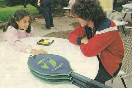 8) Inédita imagen de Gaby, con 13 años, en un momento de calma, jugando al backgammon junto con su formador y entrenador, Palito Fidalgo.