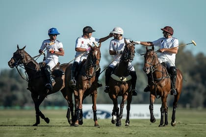 Guillermo Caset, Francisco Elizalde, Facundo Sola y Alfredo Cappello Barabucci, felices por la victoria contra La Natividad en su estreno como alineación.