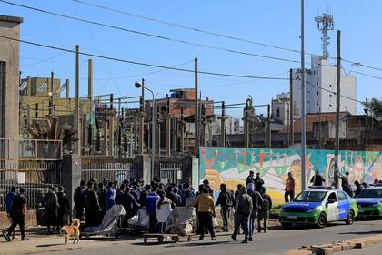 80 personas se presentaron el pasado lunes 10 de agosto, en un predio de Edesur ubicado en la localidad de Wilde (Avellaneda). Allí, las personas amenazaron con ingresar por la fuerza a “desmantelar” las instalaciones Fuente EDESUR.