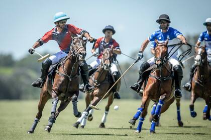 Ataca Juan Martín Zavaleta (h.), perseguido por Facundo Pieres; La Irenita tuvo problemas de taqueo, pero se recompuso un poco en el final y terminó con un resultado lógico.