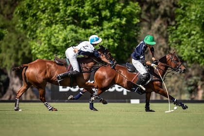 Poroto Cambiaso se estira para trabar el taco de Juan Britos, que cumplió 28 años pero no tuvo un motivo deportivo como para festejar.