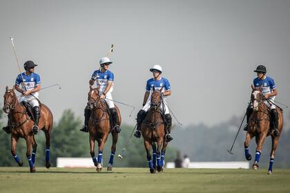 El nuevo Ellerstina: Facundo, Nicolás y Gonzalito Pieres, con Hilario Ulloa. Dos victorias y a la final