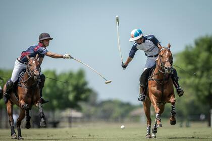 Poroto en acción frente a La Ensenada-La Aguada, el primer rival en su trayectoria en la Triple Corona; La Dolfina ganó por 13-4, con tres tantos del debutante.