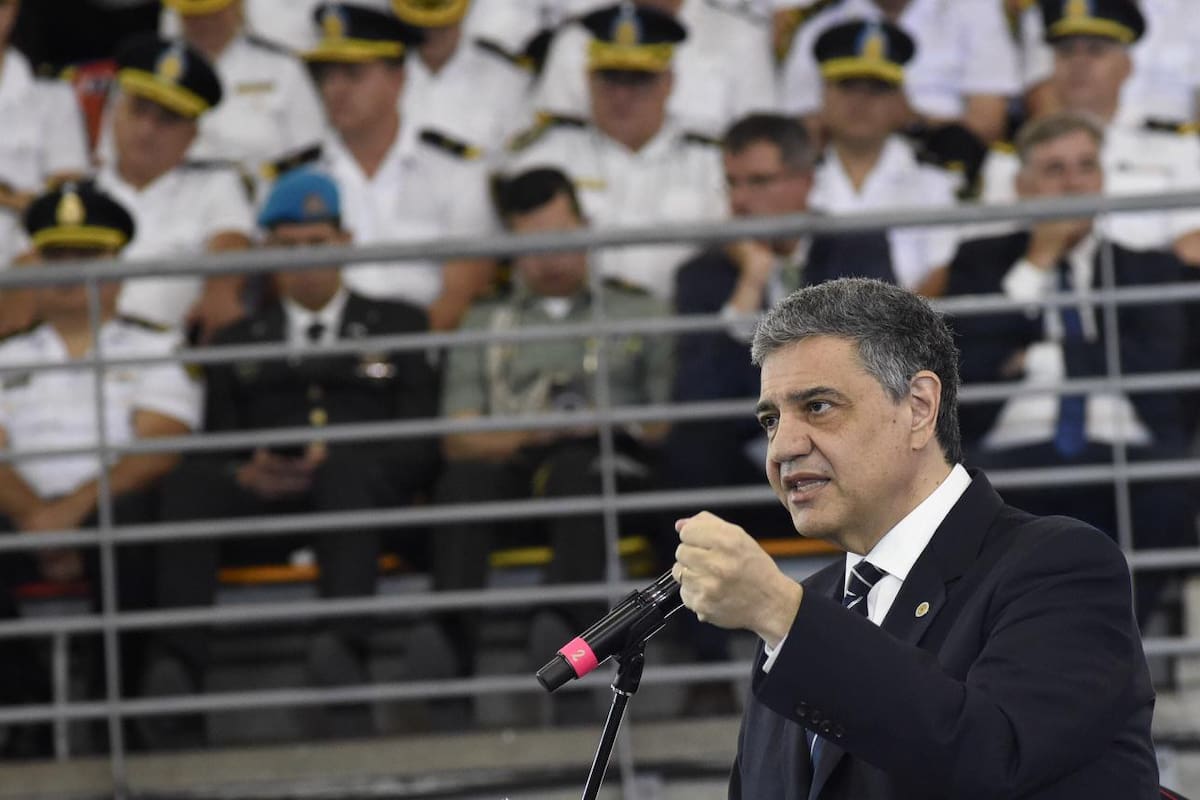 "831 cadetes y 149 bomberos asumieron la enorme responsabilidad de cuidar la vida y la seguridad de todos los vecinos". dijo Macri.