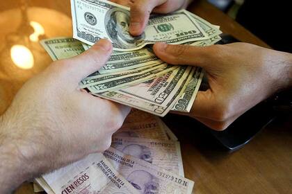 850 millones de dólares sumaron en el tercer trimestre las compras reguladas para ahorro o fuga, según el Banco Central.