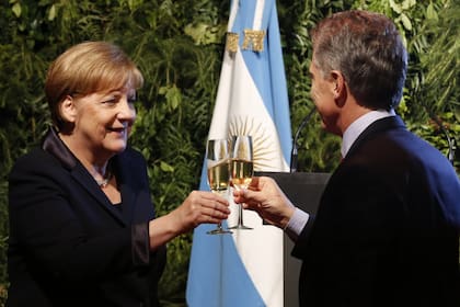 El Presidente habló durante 15 minutos con la canciller alemana, que confirmó su asistencia al G-20