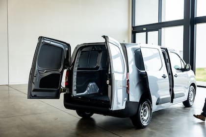 865 kg de carga útil, 3,9 m³ de volumen y hasta 2.167 mm de largo de caja: la Berlingo llega equipada con panel divisor, ganchos de sujeción y protecciones de piso y laterales.