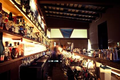 878 abrió en 2004, de la mano de Julián Díaz y Florencia Capella, que en este entonces apenas tenían más de 20 años.