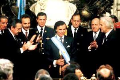 Alfonsín impone a Carlos Menem los atributos de mando