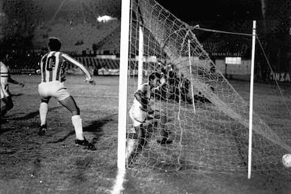 10) El Bocha Flores, que abrió el marcador en el Centenario, festeja en la Interamericana de 1969 con Toluca