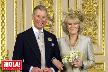 9 de abril de 2005. La pareja posa en el White Drawing Room del castillo de Windsor para la foto oficial de su boda.