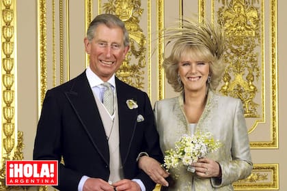 9 de abril de 2005. La pareja posa en el White Drawing Room del castillo de Windsor para la foto oficial de su boda.