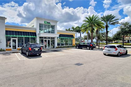 9005 Biscayne Blvd