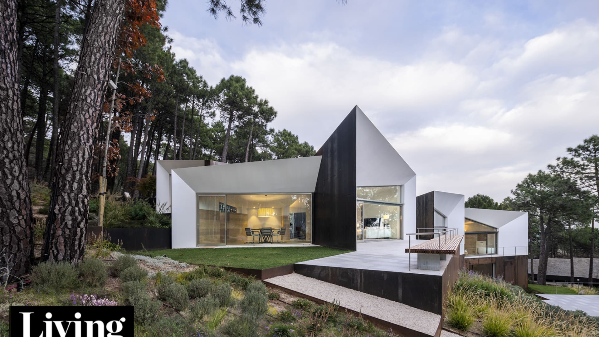 “La habitación de al lado”: recorremos la casa en el bosque de Madrid en la que se filmó la última película de Almodóvar