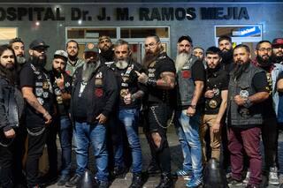 Hombres "rudos" con barba se unen para dar batalla al hambre y al frío