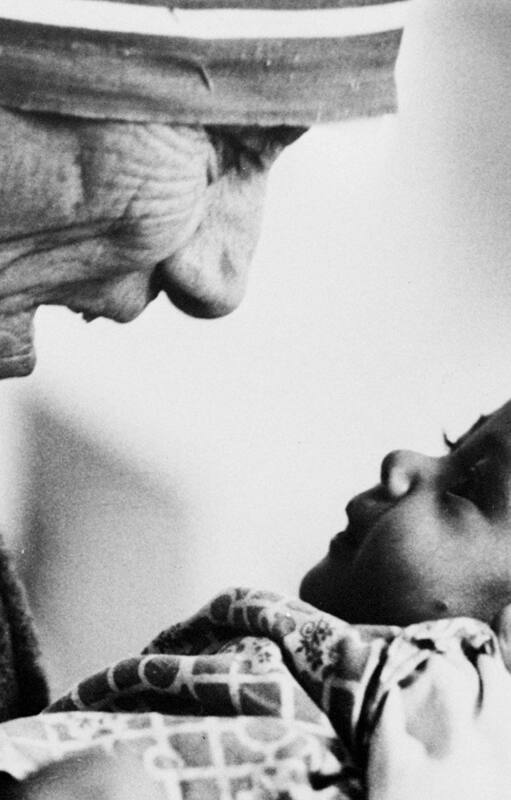 Madre Teresa: “Ayudar hace bien al corazón”