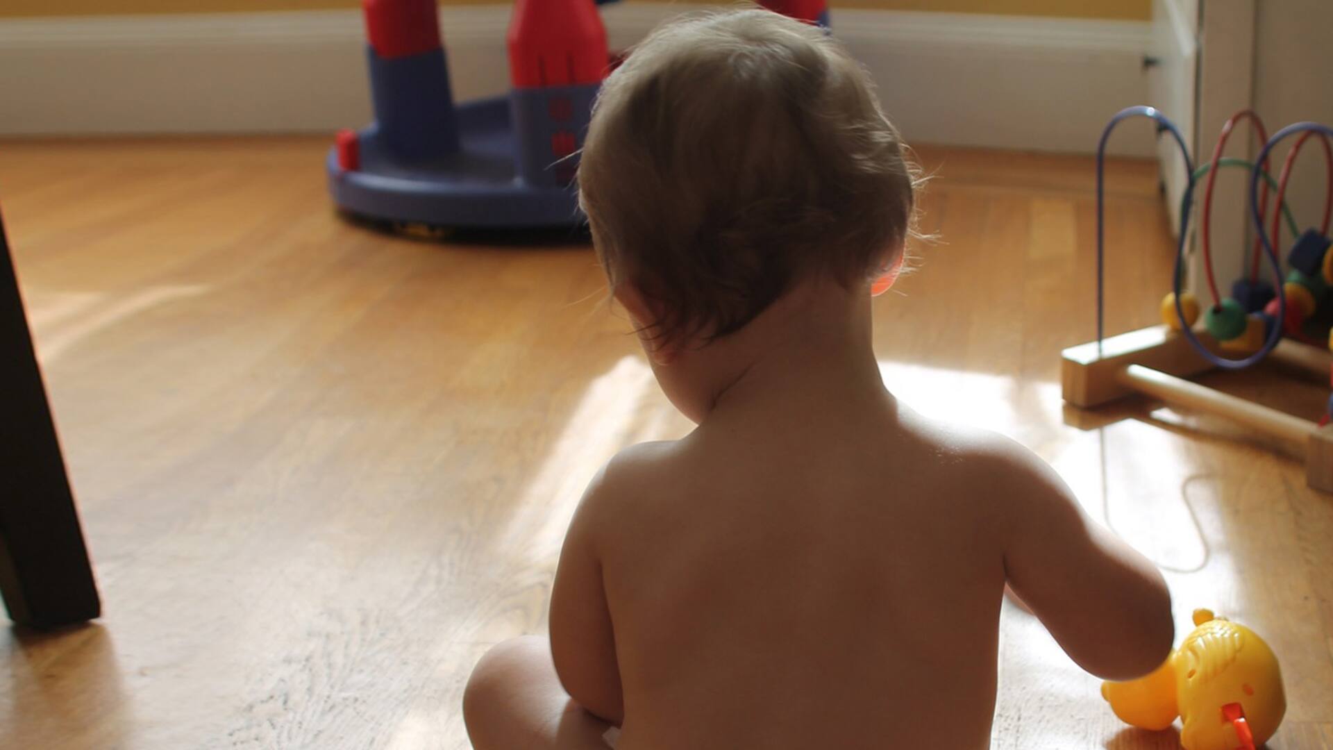 Diario de paternidad: mi hijo siempre prefiere el papel que envuelve el juguete