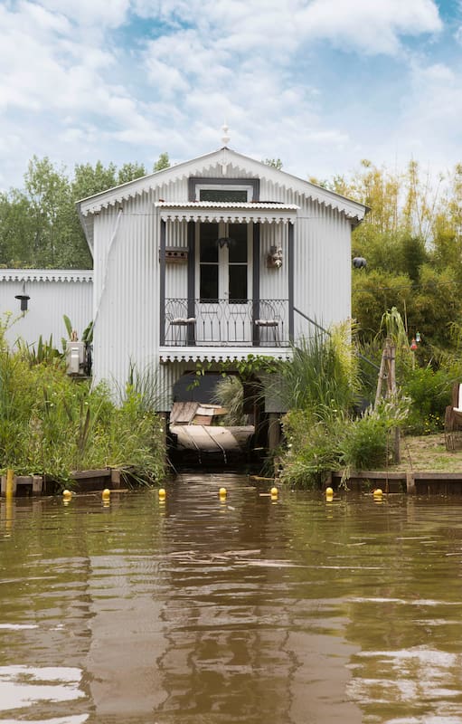 Recorremos la casa de una diseñadora que cumplió el sueño de vivir sobre el Paraná Miní