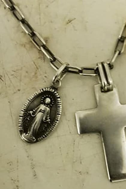 La cadena que llevaba puesta José, el día del accidente: con la medallita de la Virgen Milagrosa que le regaló la Madre Teresa