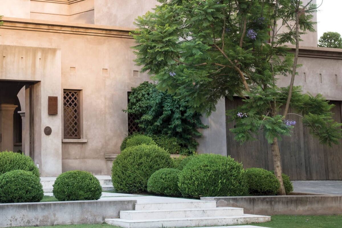 Un jardín de entrada con aires de palacio