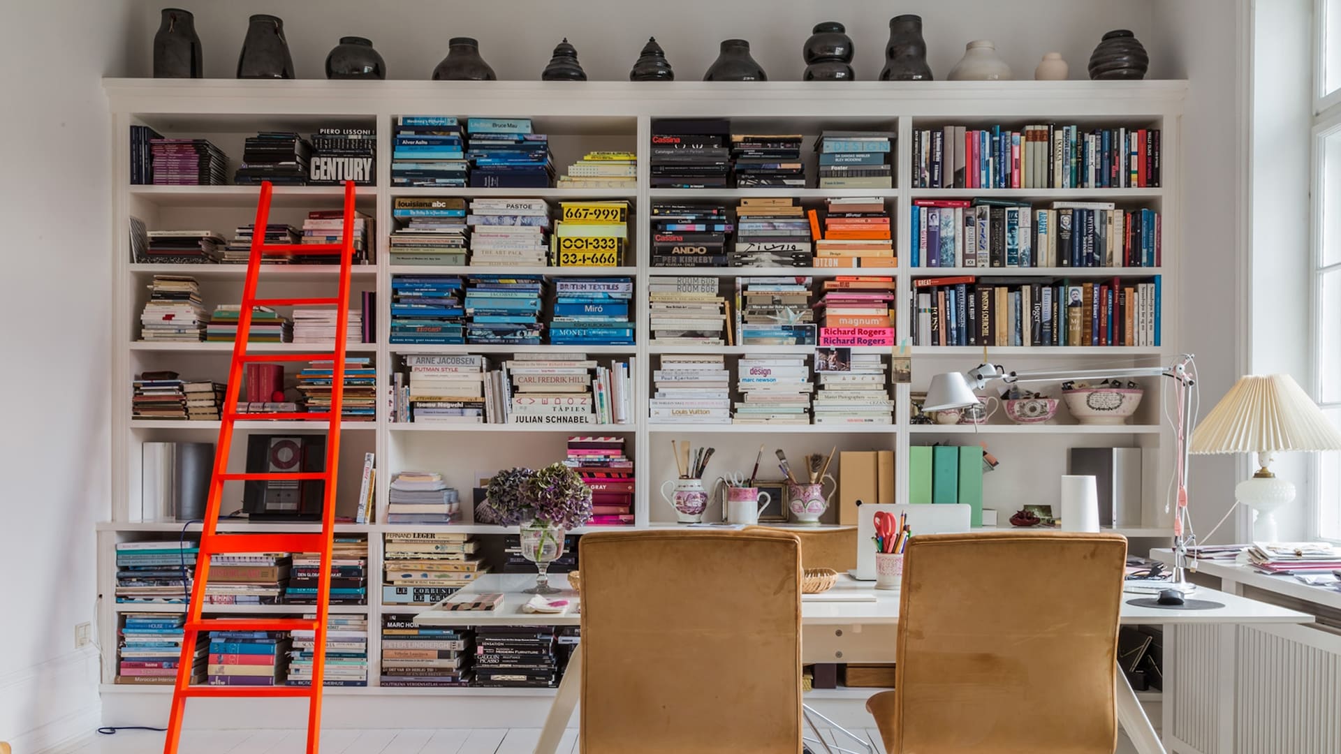 En casas reales: 12 diseños inspiradores para armar tu biblioteca