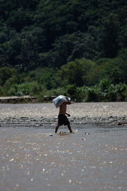 En fotos y videos: con la tragedia al acecho a cada paso, los bagayeros se lanzan al río