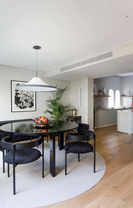 Viven en elegantes edificios de estilo clásico y decidieron integrar la cocina al living-comedor