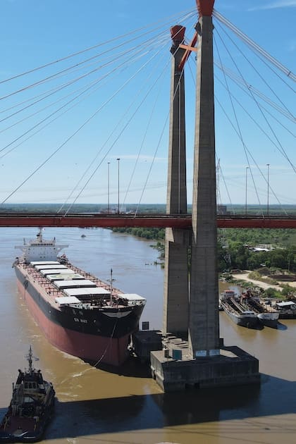 Cómo fue el operativo para remover el barco que chocó contra el puente Zárate-Brazo Largo