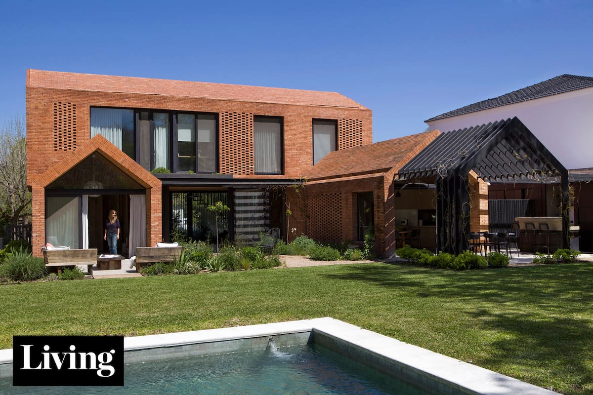 Una vivienda con frente de ladrillo, techos inclinados, forma de “casita” y absoluta originalidad