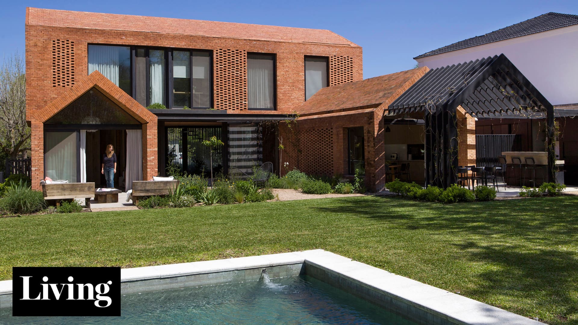 Una vivienda con frente de ladrillo, techos inclinados, forma de “casita” y absoluta originalidad