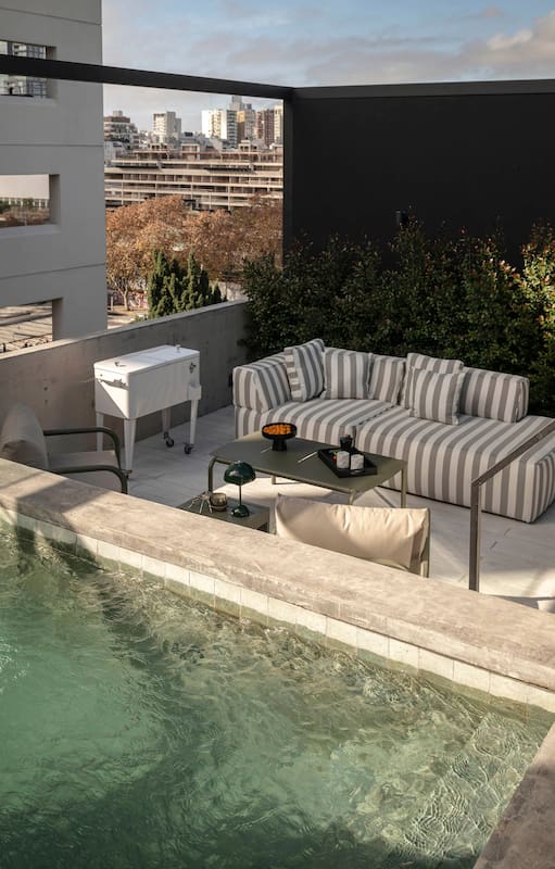 Con color y carácter, articuló un tríplex que culmina en una fabulosa terraza con parrilla