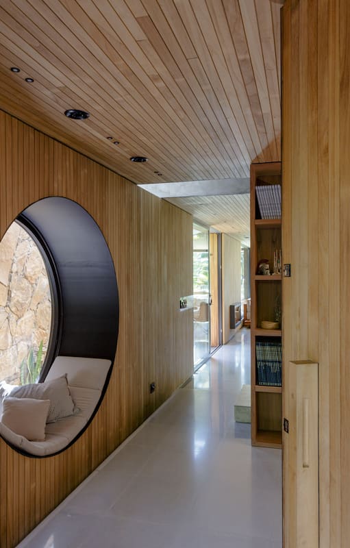 Una casa en Vicente López con gran diseño interior, sala de cine y quincho tropical