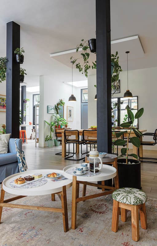 Hogar-estudio: Una artista reformó su casa en Olivos y logró luminosos espacios de trabajo en planta baja