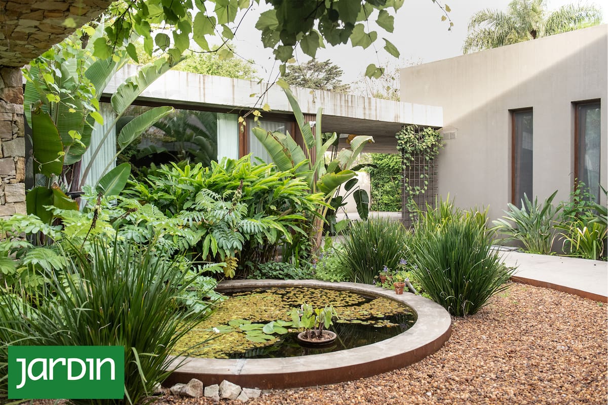 Un jardín con estilo tropical, con espacios integrados y accesibilidad para personas con movilidad reducida